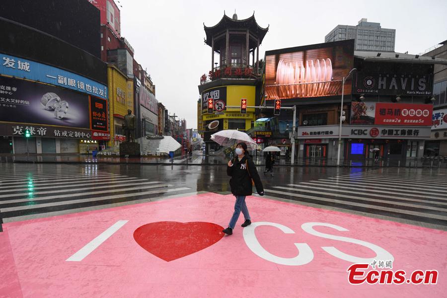 China: faixas de pedestres pintadas de rosa em comemoração do Dia Internacional da Mulher

