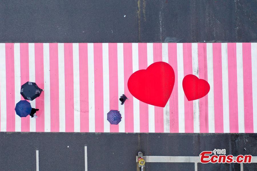 China: faixas de pedestres pintadas de rosa em comemoração do Dia Internacional da Mulher

