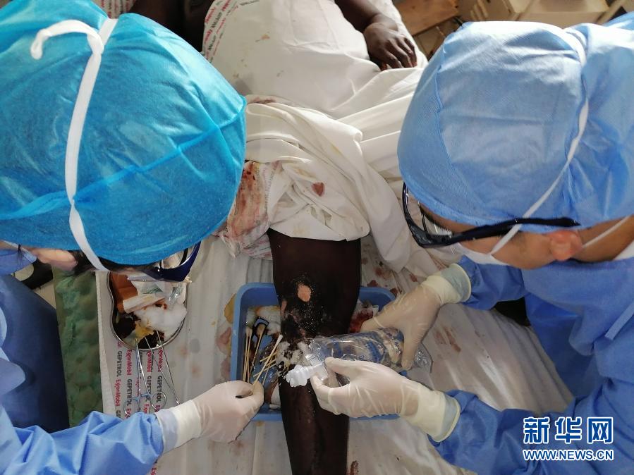 Guiné Equatorial: explosão causa 98 mortes, equipe médica chinesa participa de operação de resgate