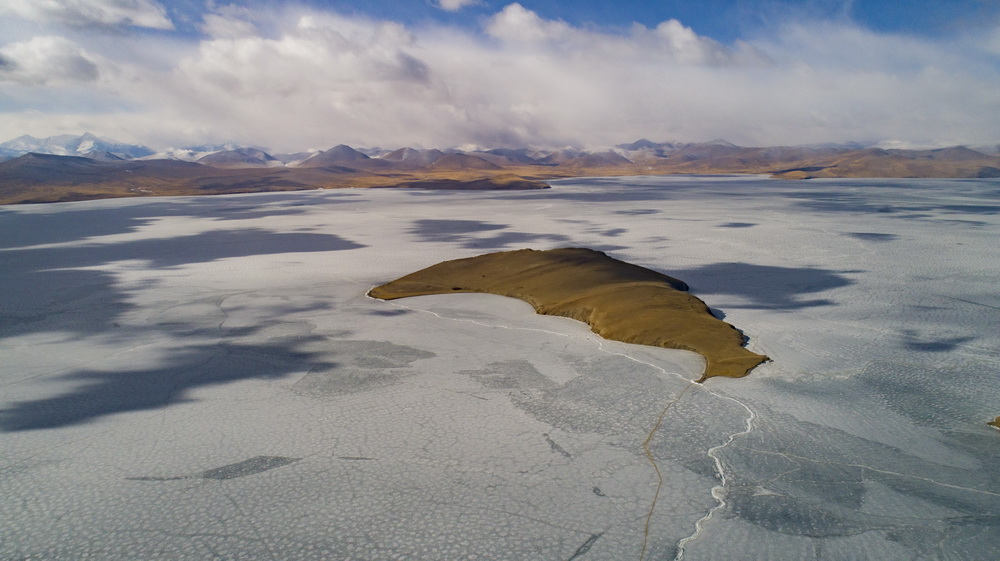 Rumo à primavera - a saída das ovelhas da ilha no lago congelado 