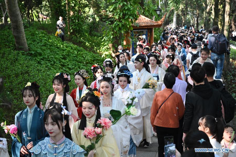 Pessoas em trajes tradicionais celebram Festival da Flor em Fujian