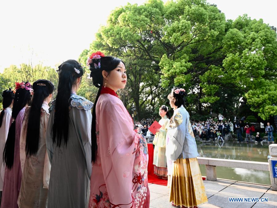 Pessoas em trajes tradicionais celebram Festival da Flor em Fujian