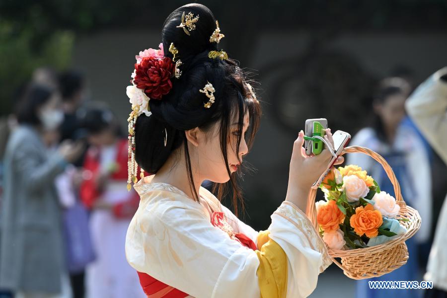 Pessoas em trajes tradicionais celebram Festival da Flor em Fujian