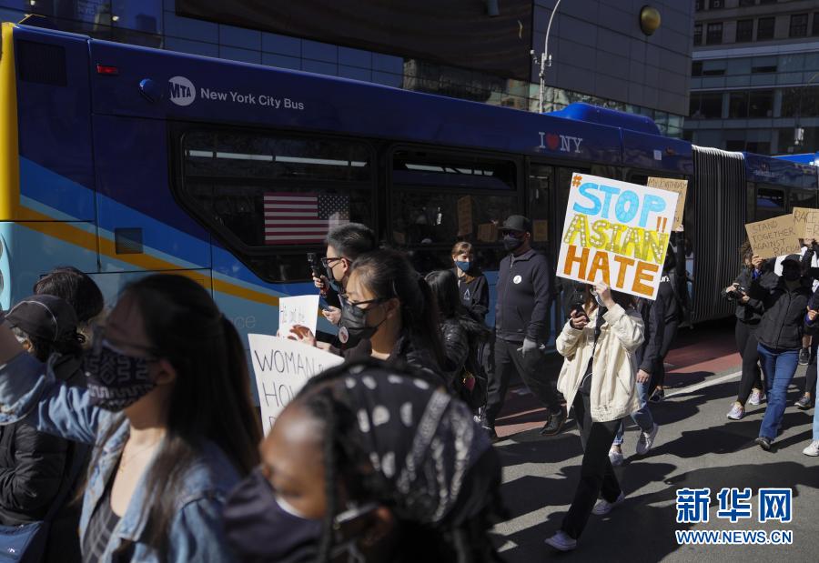 Pessoas em Nova York protestam contra discriminação e crimes de ódio contra asiáticos