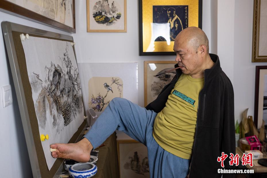 Chongqing: Artista sem braços “pinta” uma vida maravilhosa