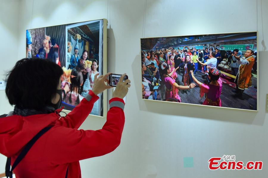 Exposição fotográfica sobre Xinjiang é inaugurada em Beijing