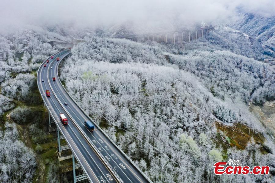 Neve de primavera cobre cidade no sudoeste da China