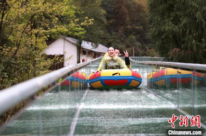 Curso de água para rafting com extensão de mil metros é construído na área de Três Gargantas