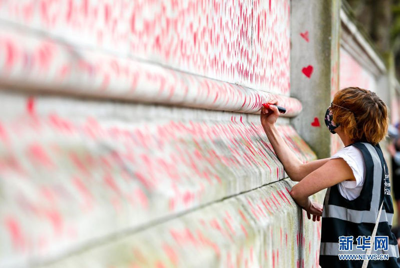 Parede tem corações pintados como memorial às mortes da Covid-19