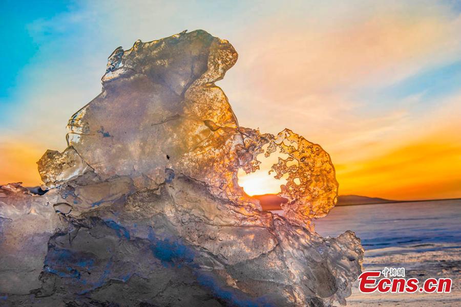 Cenário pitoresco do pôr do sol no lago Qinghai