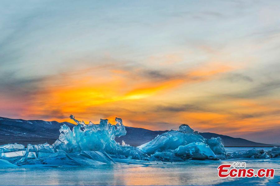 Cenário pitoresco do pôr do sol no lago Qinghai