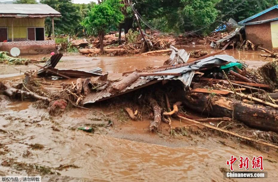 Sobe para 55 número de mortos causados por inundações e deslizamentos de terra no centro da Indonésia