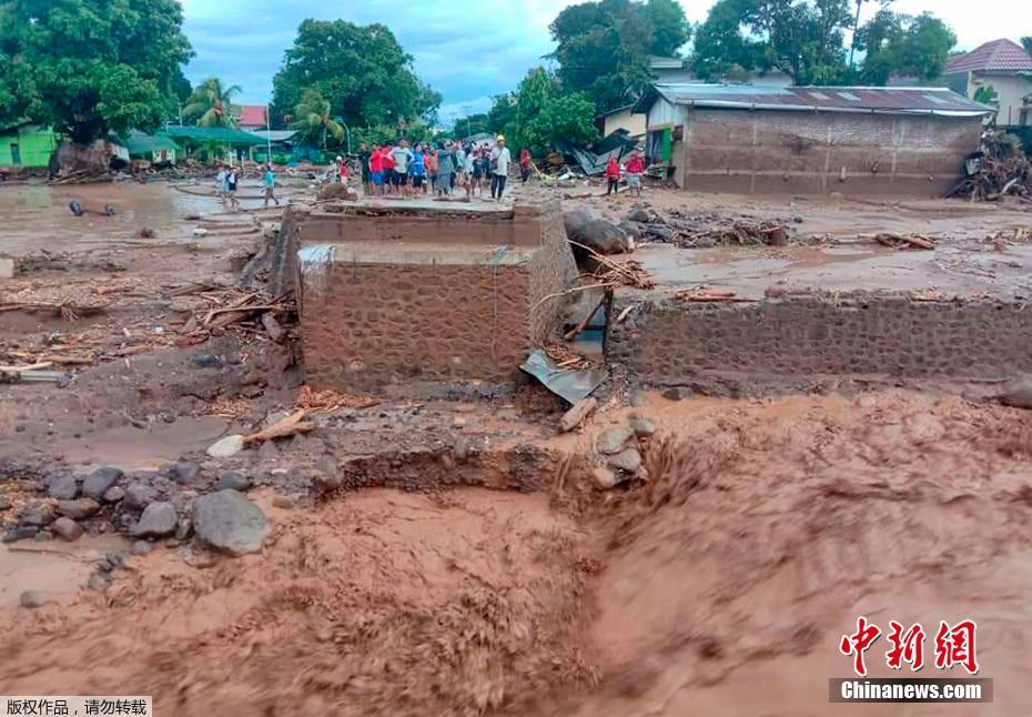 Sobe para 55 número de mortos causados por inundações e deslizamentos de terra no centro da Indonésia