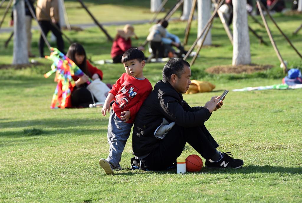 Chineses aproveitam tempo de lazer durante o Festival Qingming