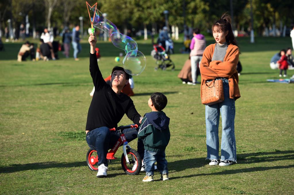 Chineses aproveitam tempo de lazer durante o Festival Qingming