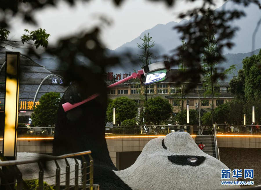 Sichuan: Escultura de panda é construída na cidade dos pandas gigantes