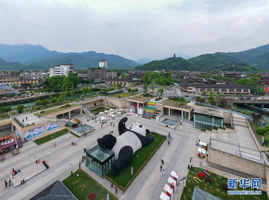 Sichuan: Escultura de panda é construída na cidade dos pandas gigantes