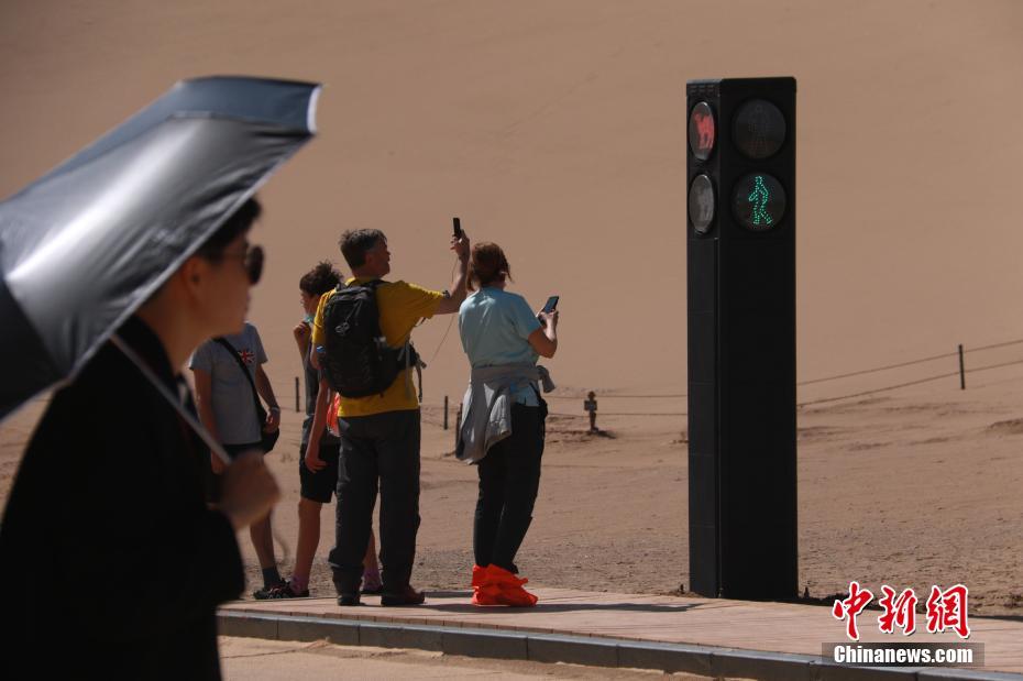 Gansu: Semáforos para camelos aparecem em Dunhuang