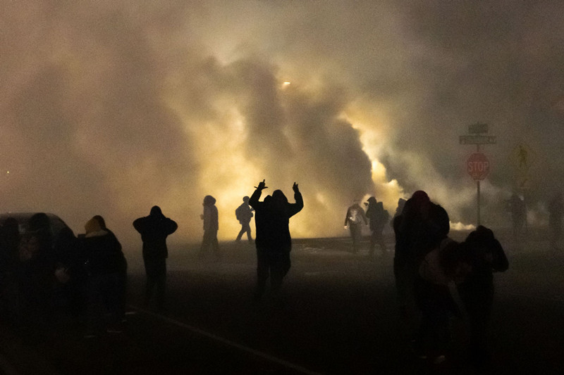 Morte de homem negro pela polícia desperta novos protestos em Minesota