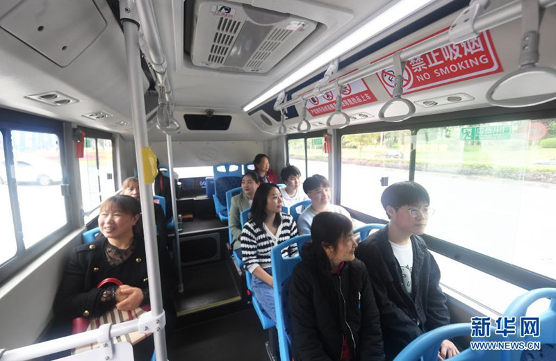 Ônibus de condução automática entra em funcionamento em Chongqing 