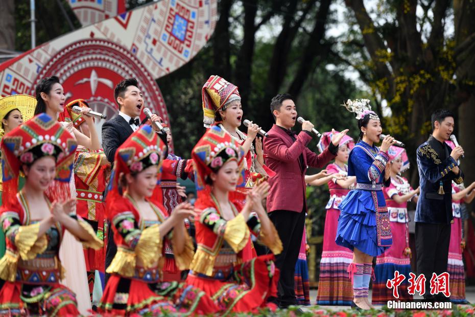 China: Minorias étnicas celebram Festival Sanyuesan