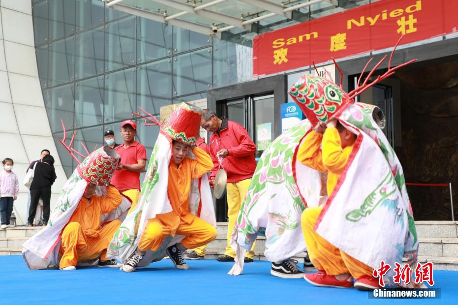 China: Minorias étnicas celebram Festival Sanyuesan