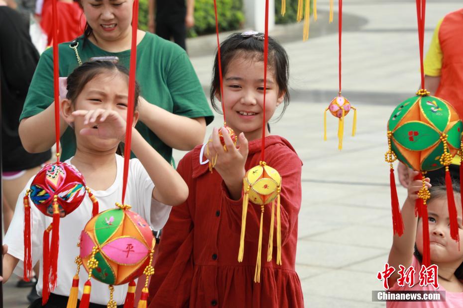 China: Minorias étnicas celebram Festival Sanyuesan