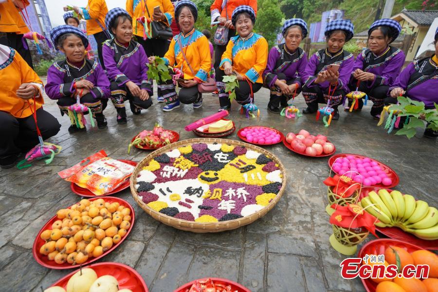 China: Minorias étnicas celebram Festival Sanyuesan