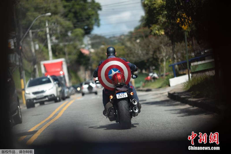 Policiais brasileiros vestidos de super-heróis interagem com crianças