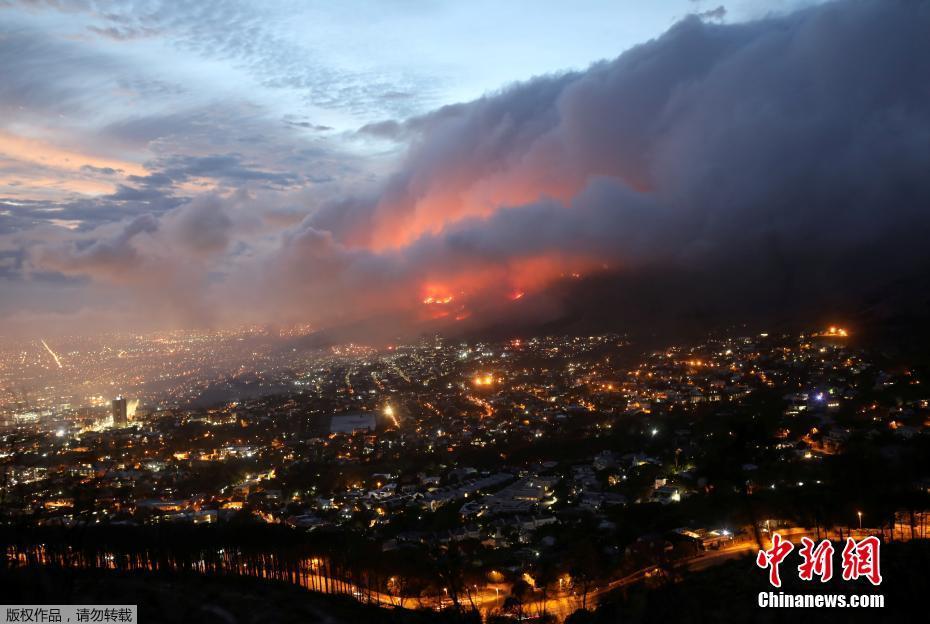 Parque Nacional da Table Mountain na África do Sul sofre incêndio

