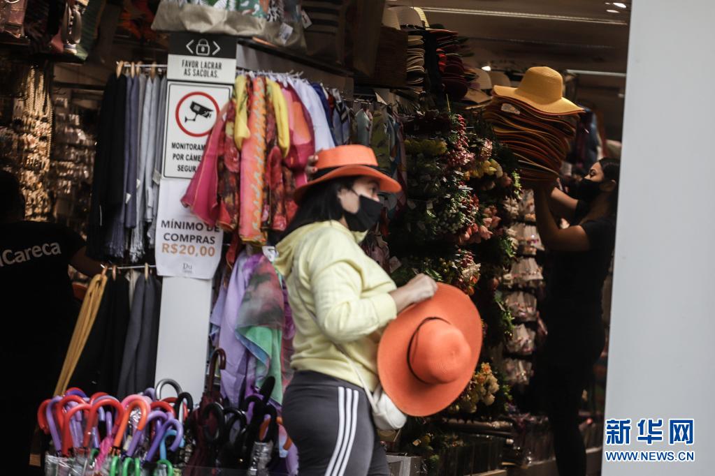 Brasil: São Paulo retoma atividade comercial com restrições