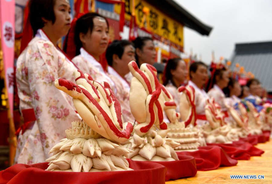 Pessoas prestam homenagem a Cangjie, lendário criador de caracteres chineses