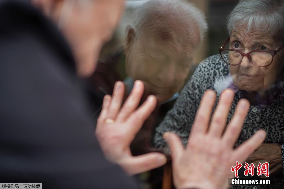 Espanha: Casal de idosos se encontra através de janela devido à pandemia