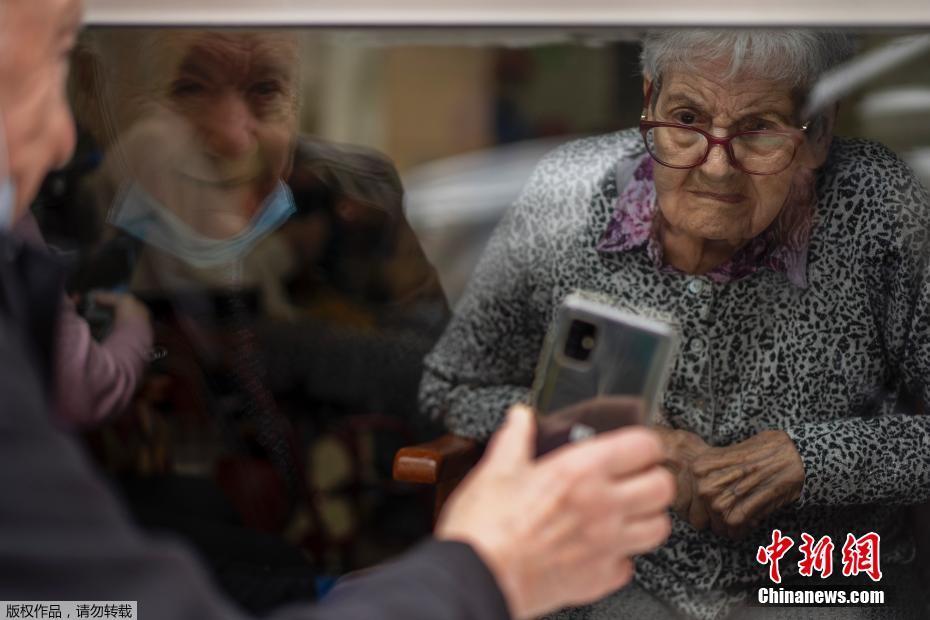 Espanha: Casal de idosos se encontra através de janela devido à pandemia