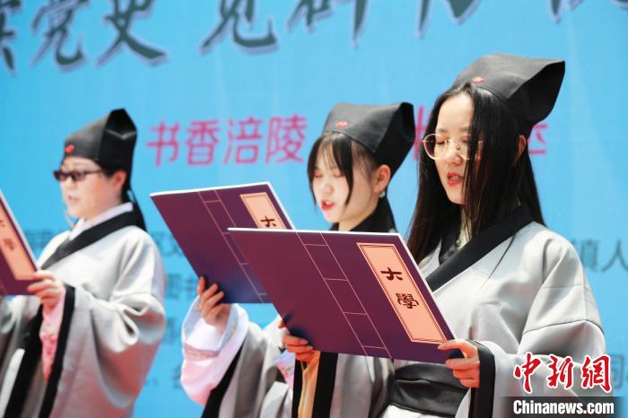 Chongqing: Estudantes com roupas tradicionais chinesas deram boas-vindas ao Dia Mundial do Livro