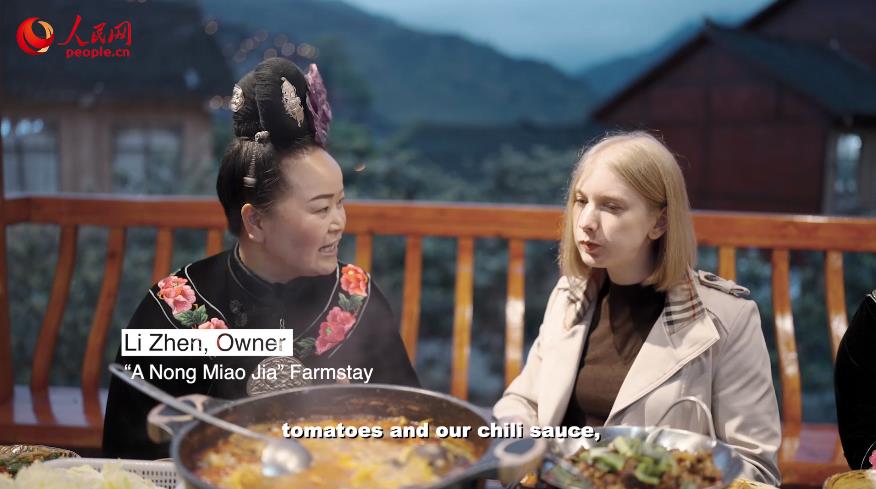 Guizhou: Banquete de mesa longa apresenta gastronomia e hospitalidade da etnia Miao 