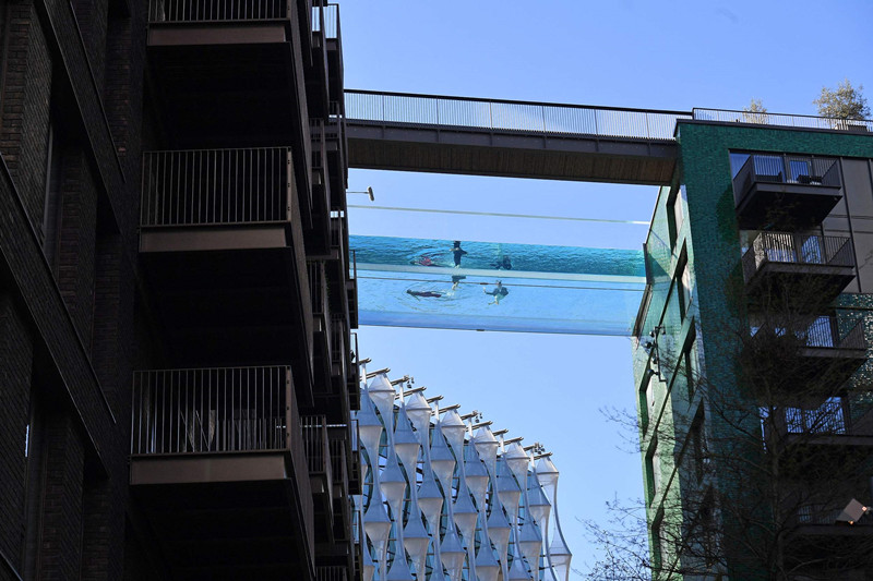 Londres tem primeira piscina elevada do mundo totalmente transparente