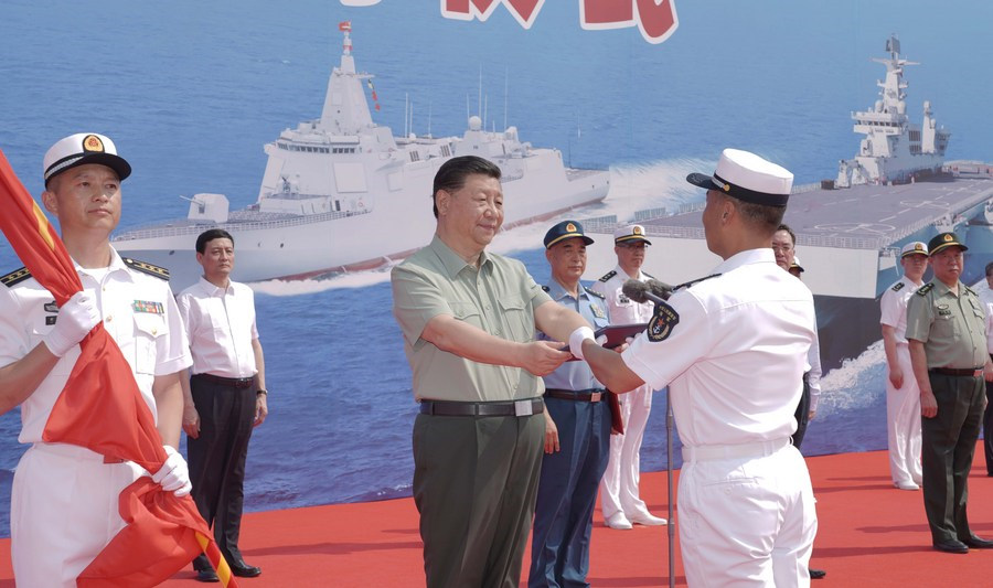 Xi Jinping participa de cerimônia de comissionamento de navios de guerra