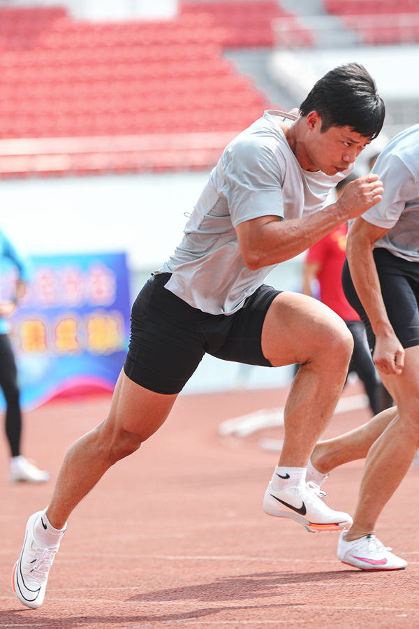 Su Bingtian atualiza seu recorde nos 100m do atletismo masculino da temporada