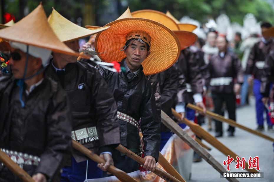 Guizhou: pessoas vestidas com trajes tradicionais da etnia Miao comemoram “Festival das Irmãs”