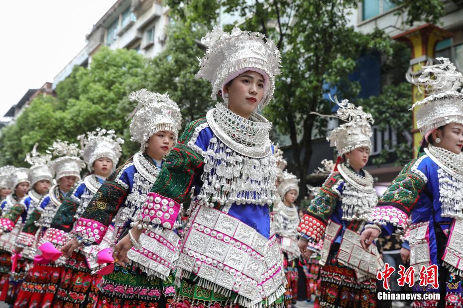 Guizhou: pessoas vestidas com trajes tradicionais da etnia Miao comemoram “Festival das Irmãs”