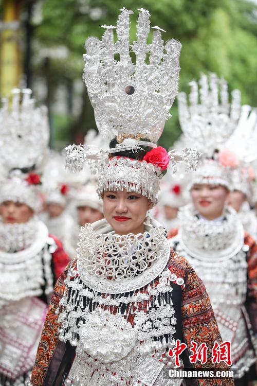 Guizhou: pessoas vestidas com trajes tradicionais da etnia Miao comemoram “Festival das Irmãs”