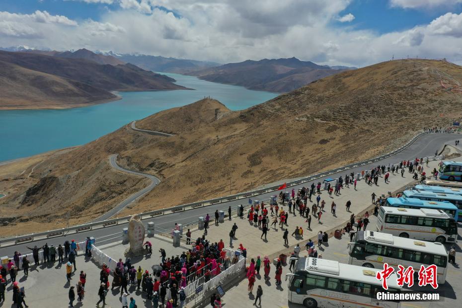 Tibete: Lago Yamdrok atrai turistas às vesperas do Dia do Trabalhador