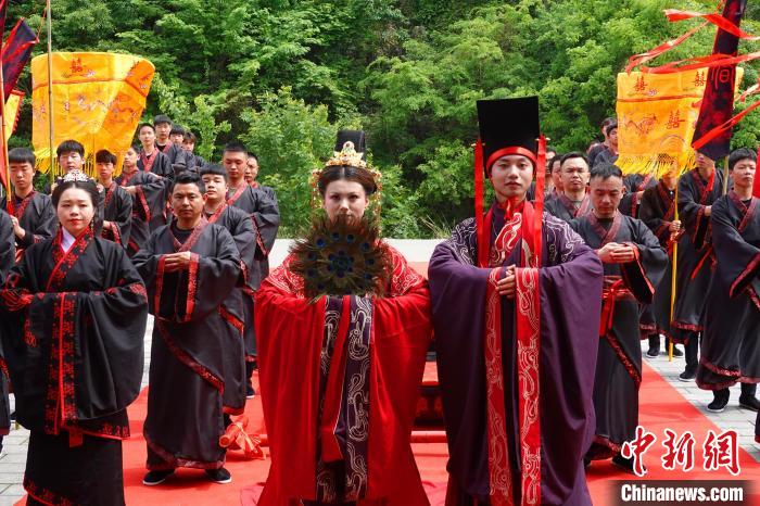 Hubei realiza demonstração de cerimônia de casamento 