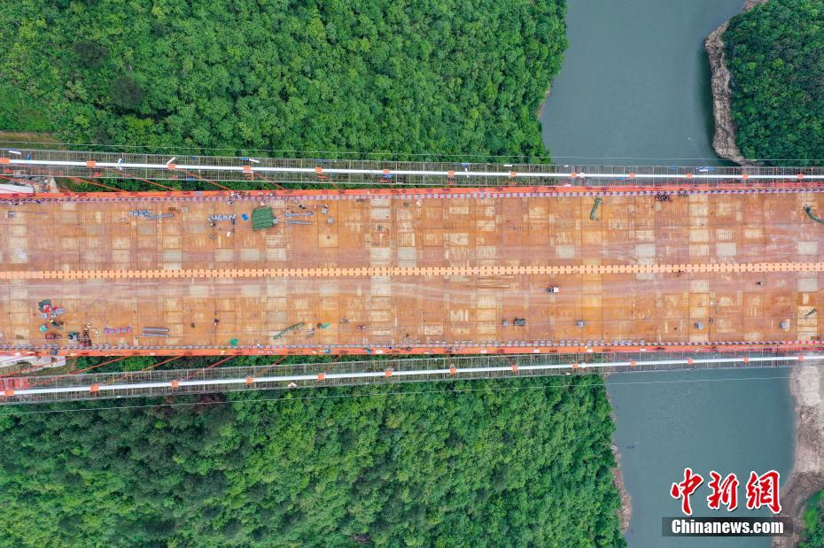 Vista áerea da ponte suspensa de Yangbaoshan em construção