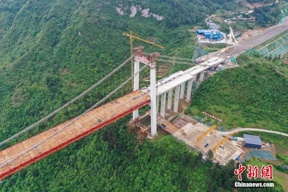 Vista áerea da ponte suspensa de Yangbaoshan em construção