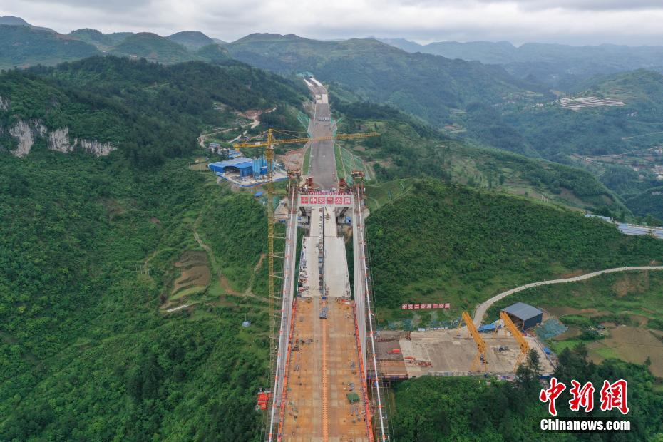 Vista áerea da ponte suspensa de Yangbaoshan em construção