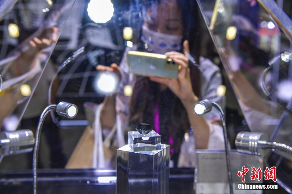 Diamante negro de 88 quilates é exibido na primeira Exposição Internacional de Produtos de Consumo da China