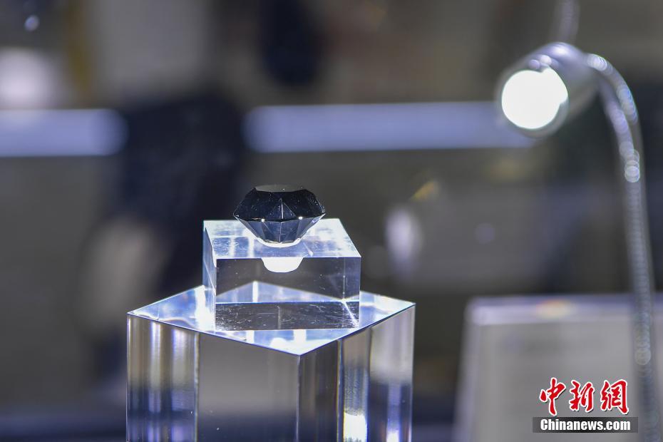 Diamante negro de 88 quilates é exibido na primeira Exposição Internacional de Produtos de Consumo da China