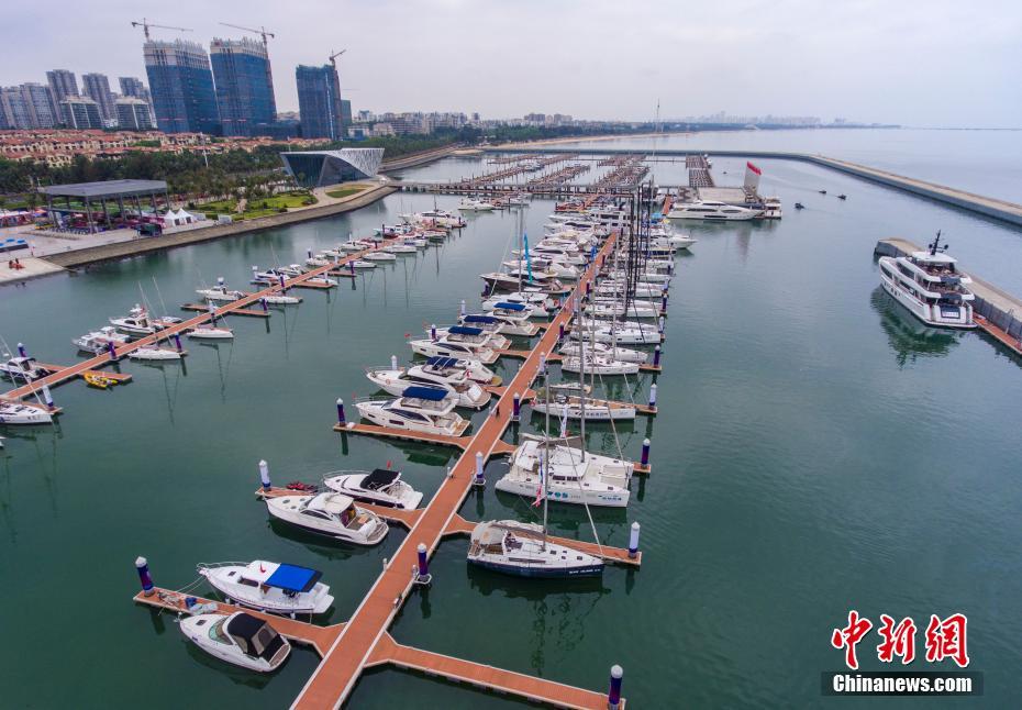 Centenas de iates são exibidos na primeira Exposição Internacional de Produtos de Consumo da China